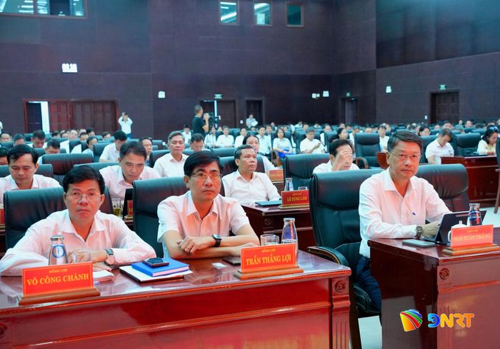 Phó Bí thư Thành ủy Ngô Xuân Thắng (hàng đầu, ngoài cùng bên phải) cùng các Ủy viên Ban Thường vụ Thành ủy dự hội nghị. Ảnh: T.CÔNG