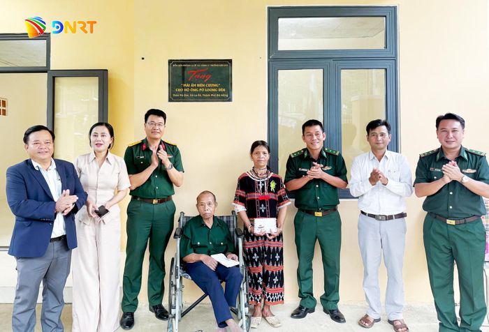 Đại diện các đơn vị và địa phương tặng quà cho gia đình ông Pơ Loong Dên. Ảnh: HUỲNH CHÍN
