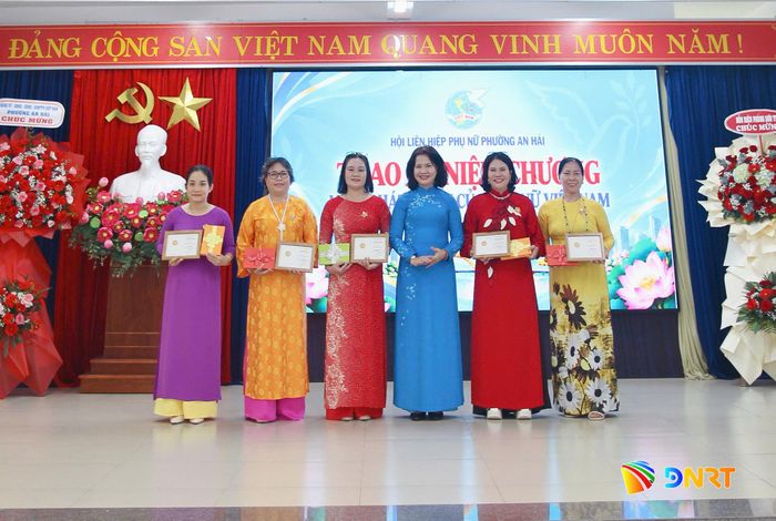 Trao kỷ niệm chương cho cán bộ, hội viên