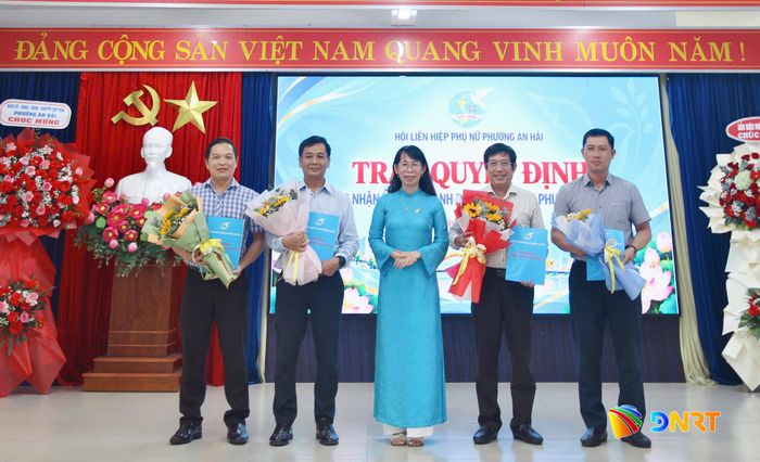 Trao quyết định và tặng hoa chúc mừng các hội viên danh dự.