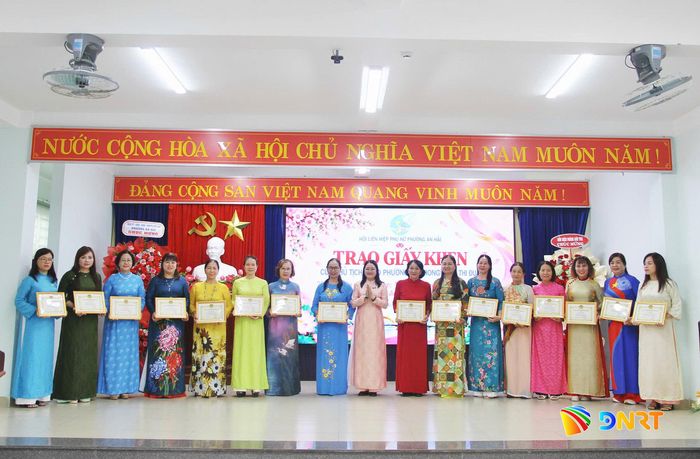 Trao giấy khen của UBND phường cho các cá nhân xuất sắc trong phong trào thi đua.