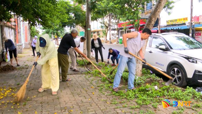 Người dân phường An Hải ra quân dọn vệ sinh vỉa hè. Ảnh: VĂN HÙNG - VĂN TƯỜNG