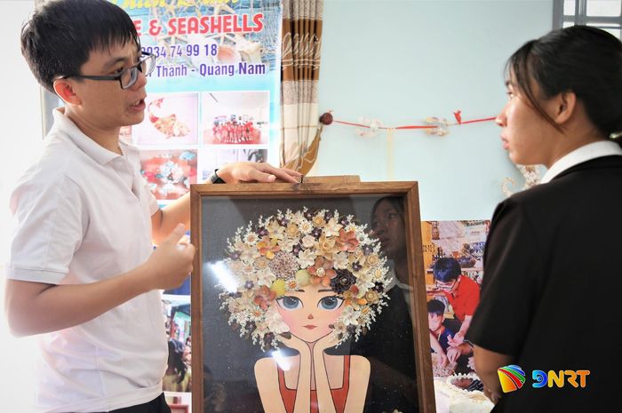 Một chủ cơ sở kinh doanh giới thiệu các sản phẩm thủ công làm từ nguyên liệu tái chế thu gom từ biển. Ảnh: ALĂNG NGƯỚC