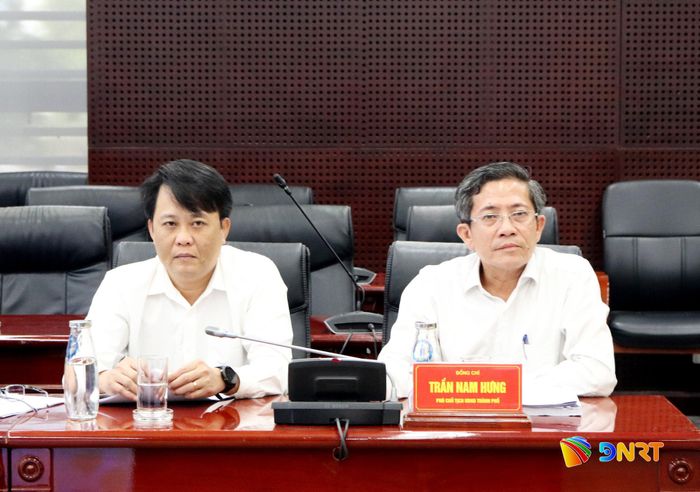 Phó Chủ tịch UBND thành phố Trần Nam Hưng (bên phải) dự hội nghị. Ảnh: TRỌNG HUY