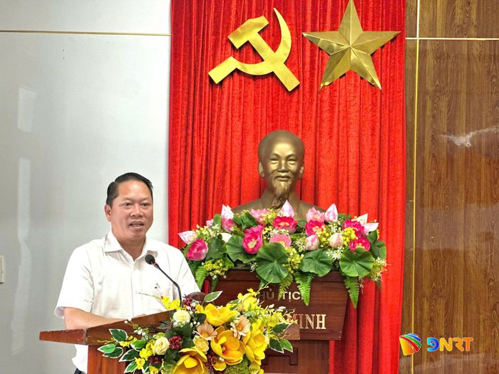 Chủ tịch UBND phường An Hải Hoàng Công Thanh phát biểu tại buổi trao thẻ BHYT cho học sinh. Ảnh: PHÚ THIÊN