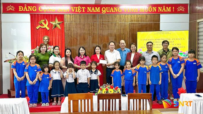 Chủ tịch UBND phường An Hải Hoàng Công Thanh trao tặng thẻ BHYT cho học sinh Trường Tiểu học Ngô Gia Tự.