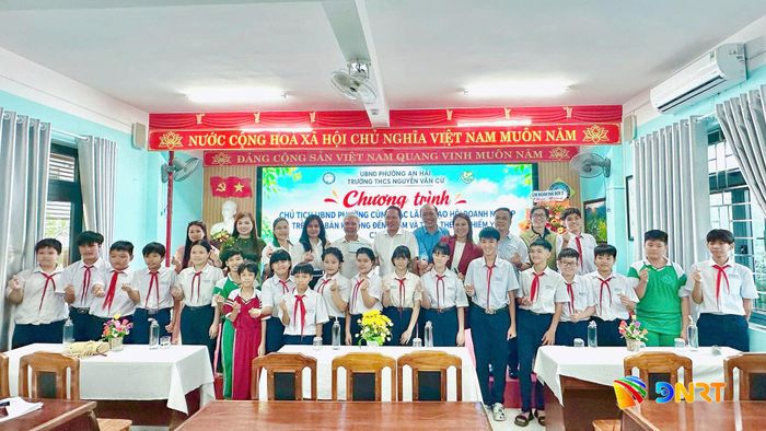 Các đại biểu tặng Thẻ BHYT cho học sinh Trường THCS Nguyễn Văn Cừ.