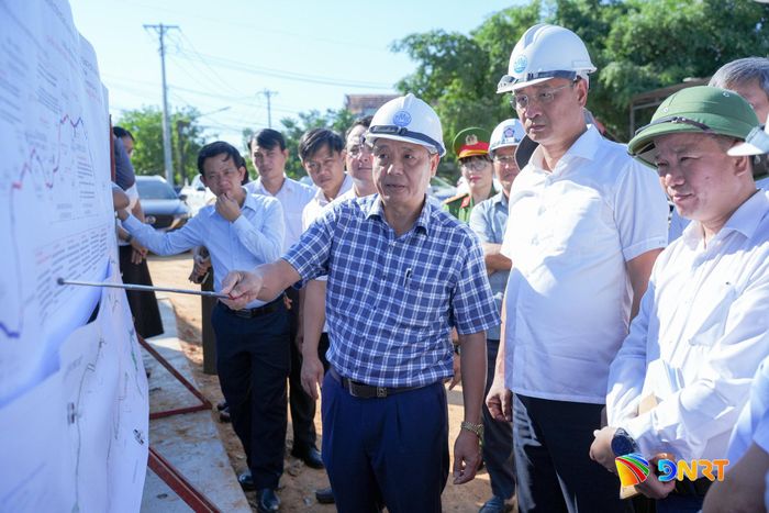 Bí thư Thành ủy Lê Ngọc Quang (thứ 2, phải sang) trong một lần kiểm tra tình hình triển khai các dự án. Ảnh: T.CÔNG