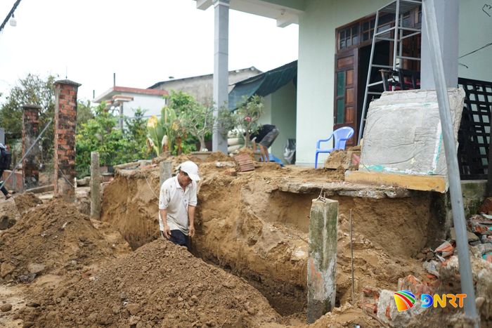 Người dân cụm Hòa Mỹ, thôn Đại Nghĩa (xã Đại Lộc) chủ động di dời tường rào, cổng ngõ để bàn giao mặt bằng cho dự án mở đường. Ảnh: Đ.VIỆT