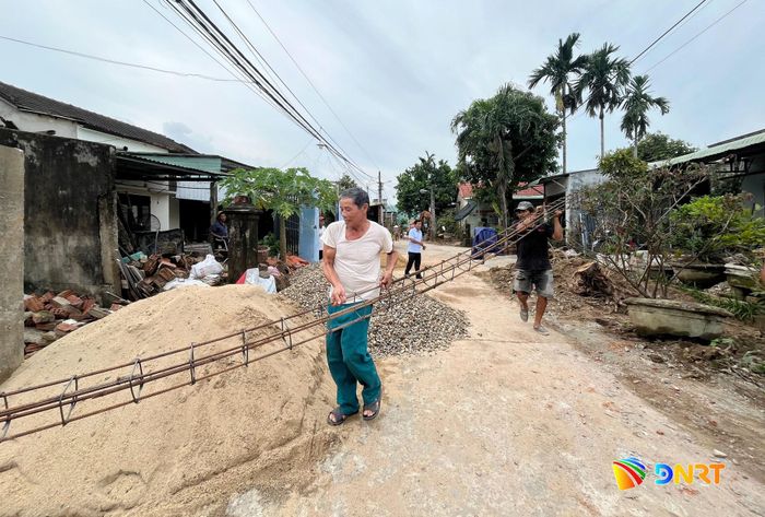 Người dân cụm Hòa Mỹ, thôn Đại Nghĩa (xã Đại Lộc) chủ động di dời tường rào, cổng ngõ để bàn giao mặt bằng cho dự án mở đường. Ảnh: Đ.VIỆT