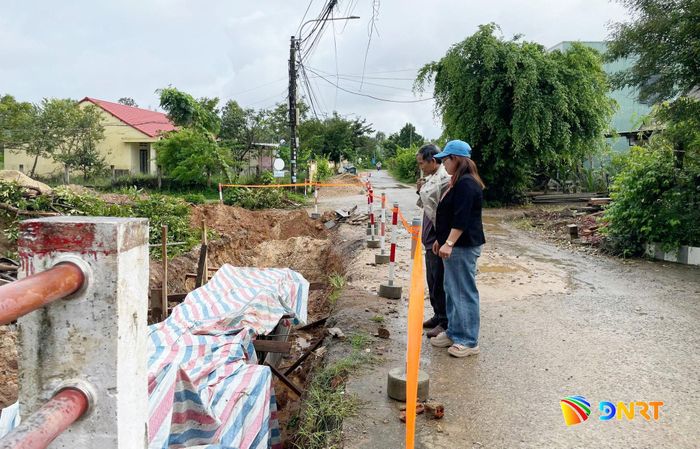 Người dân khối phố Phú Bình kỳ vọng tuyến đường Tam Kỳ - Tam Thanh đi quốc lộ 40B sớm hoàn thành công tác mở rộng, nâng cấp để đi lại thuận tiện hơn. Ảnh: THIÊN KIM
