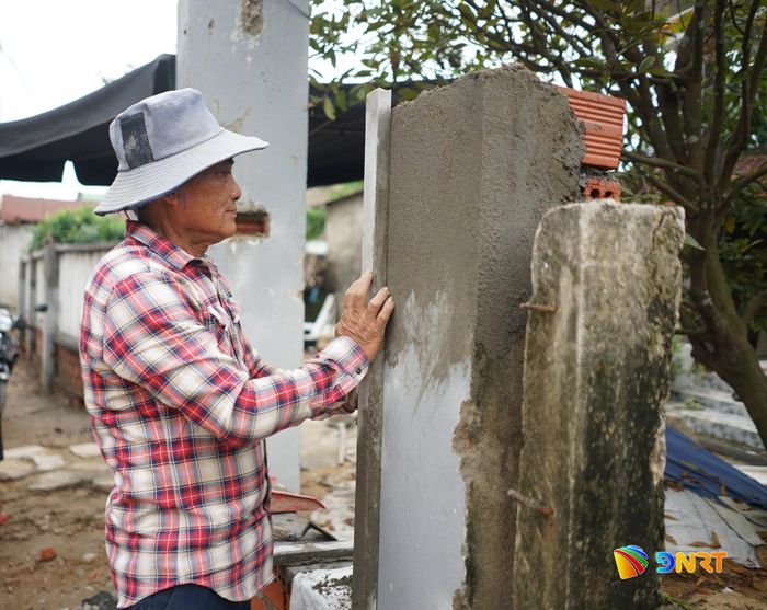 Người dân cụm Hòa Mỹ, thôn Đại Nghĩa (xã Đại Lộc) chủ động di dời tường rào, cổng ngõ để bàn giao mặt bằng cho dự án. Ảnh: Đ.VIỆT