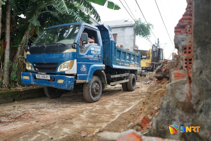 Đơn vị thi công đang nỗ lực đẩy nhanh tiến độ. Ảnh: Đ.VIỆT
