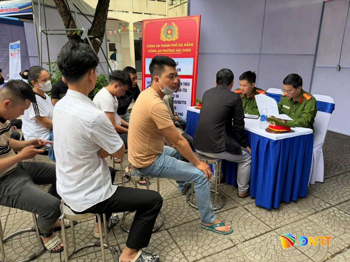 Người chấp hành xong án phạt tù tham gia phiên giao dịch việc làm tại phường Hải Châu. Ảnh: L.P