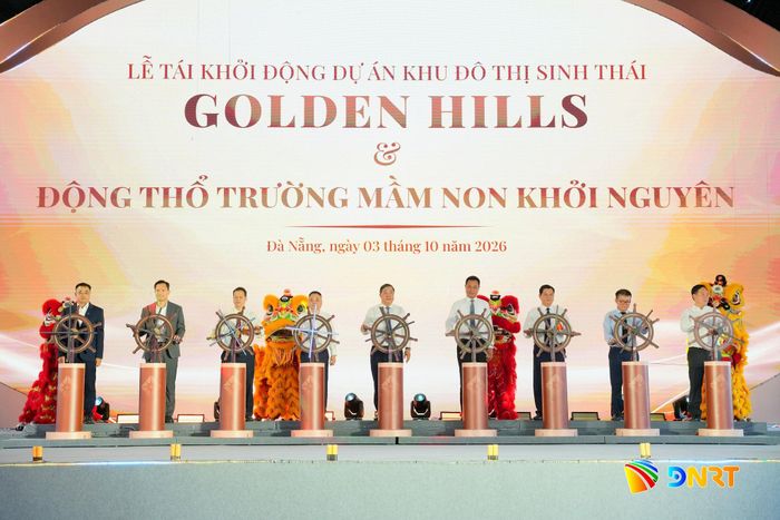Các đại biểu thực hiện nghi thức tái khởi động dự án Khu đô thị sinh thái Golden Hills vào đầu tháng 10 vừa qua. Ảnh: T.CÔNG