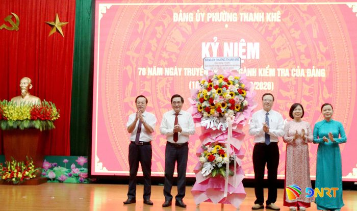 Thường trực Đảng ủy phường Thanh Khê tặng hoa chúc mừng ngày truyền thống ngành Kiểm tra Đảng. Ảnh: TRỌNG HUY