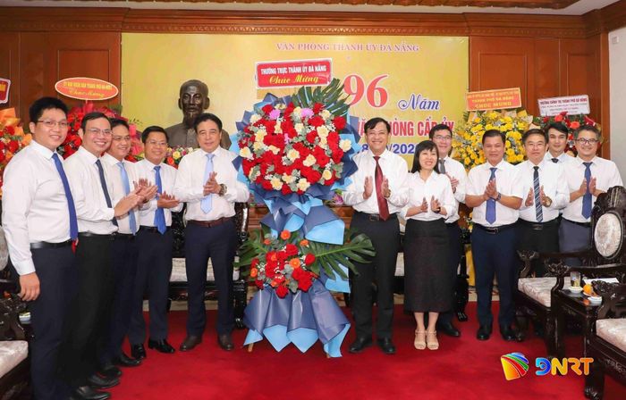 Phó Bí thư Thường trực Thành ủy Nguyễn Khắc Toàn (thứ 5, bên trái sang) tặng hoa chúc mừng Văn phòng Thành ủy. Ảnh: NGỌC PHÚ