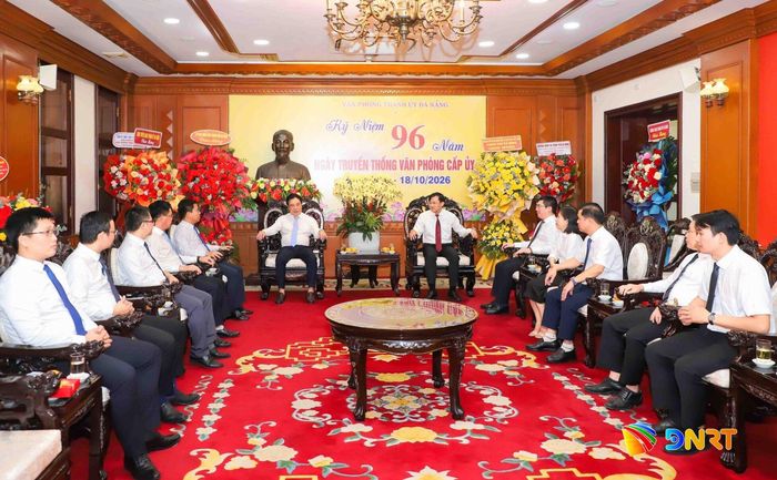 Quang cảnh buổi thăm, chúc mừng. Ảnh: NGỌC PHÚ
