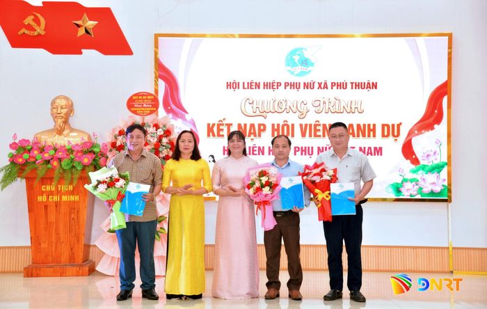 Hội Liên hiệp Phụ nữ xã Phú Thuận trao quyết định công nhận hội viên danh dự. Ảnh: LAM KHUÊ