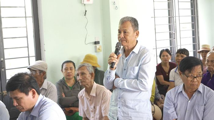Người dân thôn Xuân Hòa nêu ý kiến, kiến nghị tại hội nghị. Ảnh: MINH THÔNG