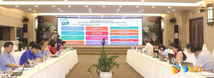 Đại diện Viện Khoa học khí tượng thủy văn, môi trường và biển thông tin nội dung báo cáo kịch bản biến đổi khí hậu Việt Nam. Ảnh: HOÀNG HIỆP