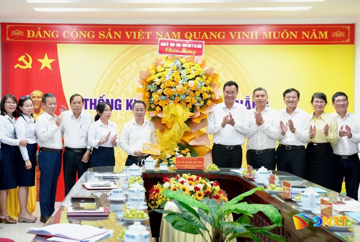 Bí thư Thành ủy Lê Ngọc Quang (thứ 5 từ phải sang) cùng đoàn công tác tặng hoa, quà chúc mừng đại diện Thống kê thành phố. Ảnh: T.CÔNG