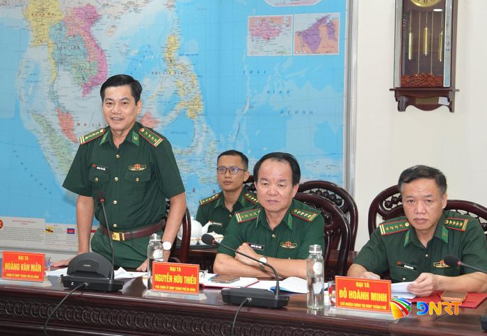 Đại tá Hoàng Văn Mẫn, Chính ủy Bộ đội Biên phòng thành phố Đà Nẵng phát biểu tại hội nghị. Ảnh: HUỲNH CHÍN