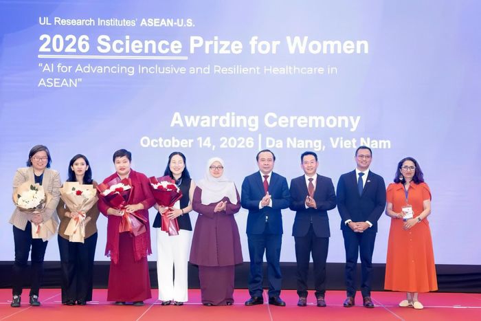 Bộ trưởng Bộ Khoa học và Công nghệ Vũ Hải Quân (thứ 4, từ phải sang) tặng hoa chúc mừng các nhà khoa học nữ đoạt giải. Ảnh: Bộ Khoa học và Công nghệ