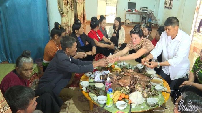Lễ tạ ơn được tổ chức tại gia đình ông Lò Văn Pánh, bản Na Vai, xã Sam Mứn.