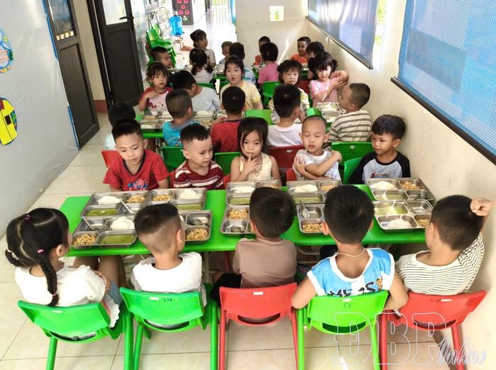 Trẻ em mầm non tại Phân hiệu Thanh Bình ăn bữa chính tại trường.