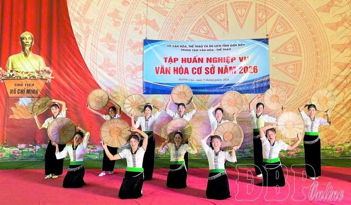 Đội văn nghệ quần chúng bản Nà Sự, xã Mường Chà biểu diễn các tiết mục văn nghệ mang đậm bản sắc văn hóa dân tộc.