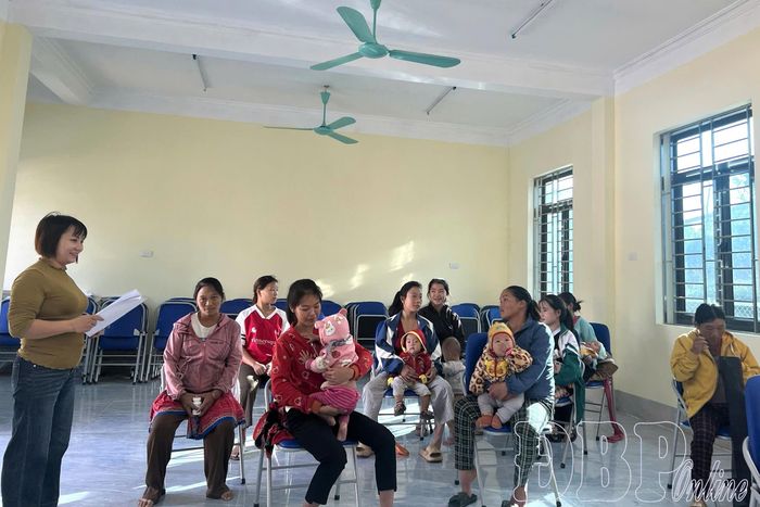 Cán bộ Trạm Y tế xã Si Pa Phìn tuyên truyền về phòng, chống tảo hôn, hôn nhân cận huyết thống và sức khỏe sinh sản cho người dân bản Nậm Chim.