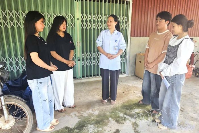 Cán bộ Trạm Y tế xã tuyên tuyền về Luật Hôn nhân và Gia đình đến thanh niên, trẻ vị thành niên trên địa bàn bản Long Dạo, xã Si Pa Phìn.