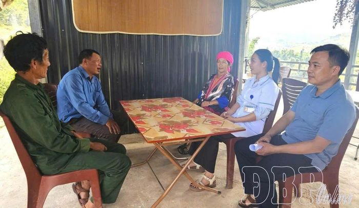 Cán bộ Trạm Y tế xã Si Pa Phìn tuyên truyền về hệ lụy của tảo hôn tới các gia đình có con trong độ tuổi vị thành niên.