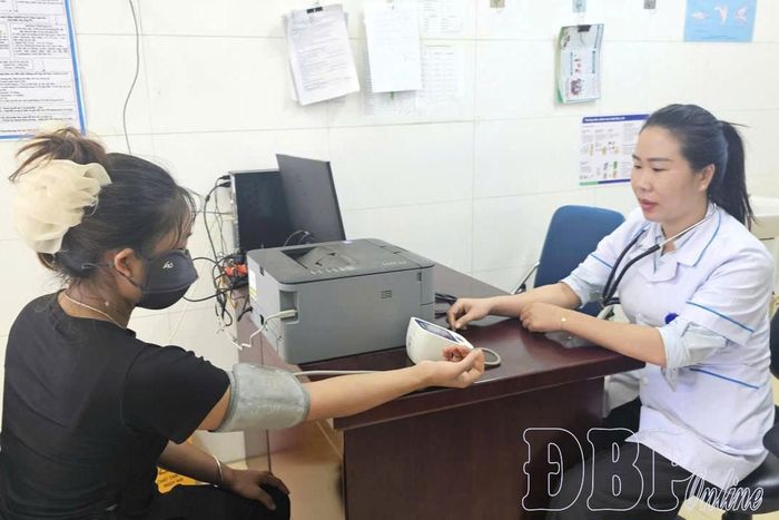 Cán bộ Trạm Y tế xã Si Pa Phìn, khám sàng lọc cho phụ nữ mang thai, sinh con dưới 18 tuổi trên địa bàn.