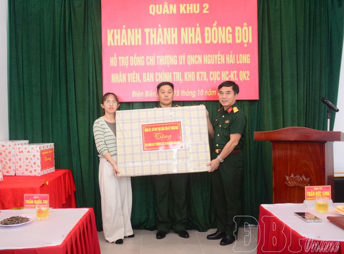 Đại tá Trần Đức Sinh trao quà gia đình Thượng úy QNCN Nguyễn Hải Long.