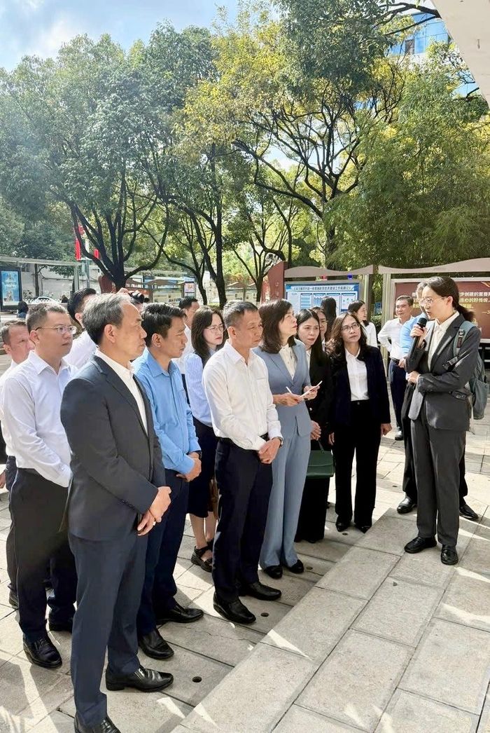 Đoàn công tác thăm Điểm liên hệ lập pháp cấp cơ sở đường Hoa Sơn.