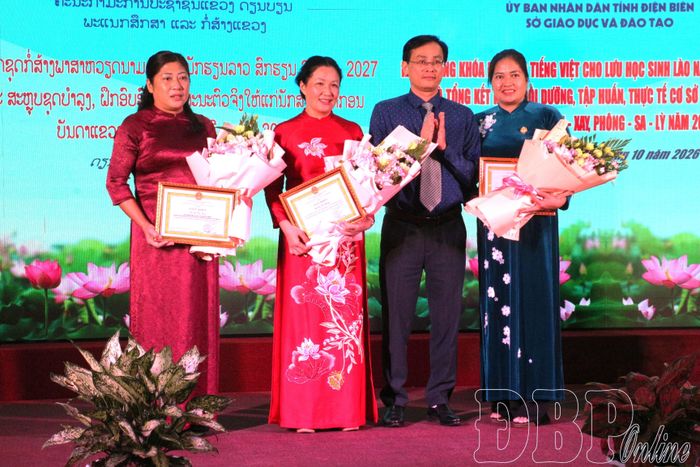 Lãnh đạo Sở Giáo dục và Đào tạo tặng Giấy khen cho các cá nhân đã có thành tích xuất sắc trong công tác quản lý và giảng dạy tiếng Việt cho lưu học sinh Lào khóa học 2025 - 2026.