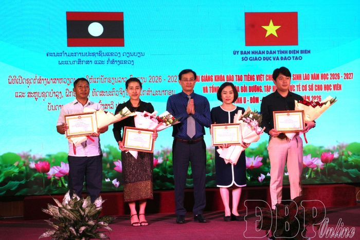Lãnh đạo Sở Giáo dục và Đào tạo tặng Giấy khen cho tập thể, cá nhân có thành tích xuất sắc trong tham gia khóa bồi dưỡng, tập huấn cho cán bộ hai tỉnh U-Đôm-Xay và Phông-Sa-Lỳ năm 2026
