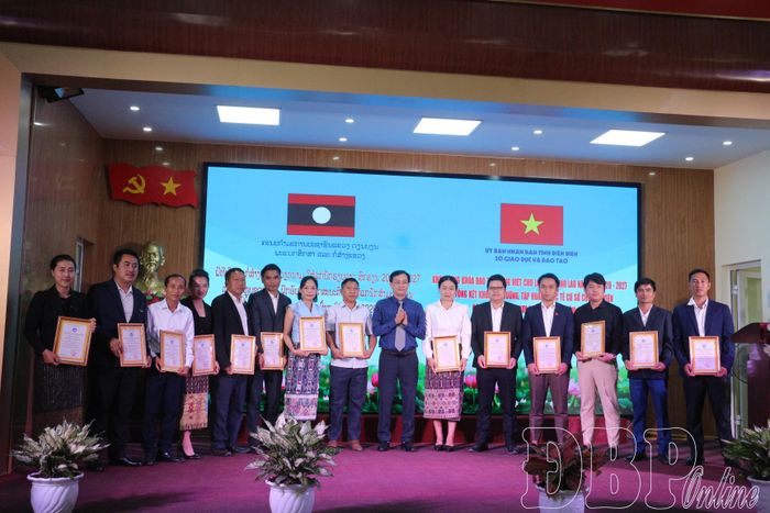 14 học viên thuộc các tỉnh Phông-Sa-Lỳ, U-Đôm-Xay, nước CHDCND Lào nhận giấy chứng nhận hoàn thành chương trình bồi dưỡng, tập huấn và thực tế cơ sở tại tỉnh Điện Biên năm 2026.