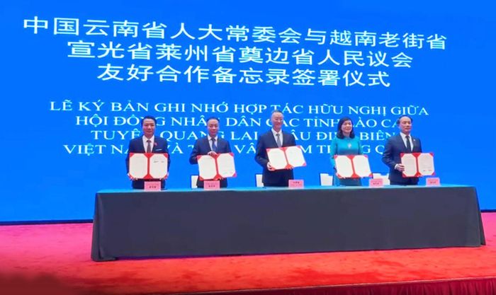 Lãnh đạo HĐND tỉnh Điện Biên và lãnh đạo Ủy ban Thường vụ Đại hội Đại biểu nhân dân tỉnh Vân Nam ký Bản ghi nhớ hợp tác hữu nghị giai đoạn 2026-2031.