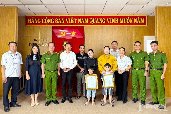 Lễ trao giấy tờ hộ tịch cho người dân tại phường Hố Nai.