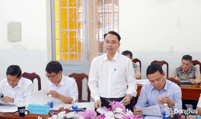 Thành viên đoàn giám sát tham gia phát biểu tại buổi làm việc. Ảnh: An Nhơn