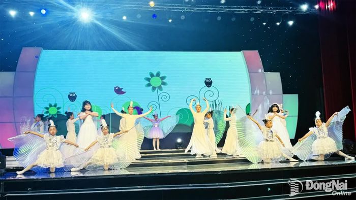 San San - An An thể hiện ca khúc Cánh én tuổi thơ của nhạc sĩ Phạm Tuyên, lan tỏa thông điệp yêu thương, hòa bình và những ước mơ trong sáng của tuổi thơ. Ảnh: Minh Huệ