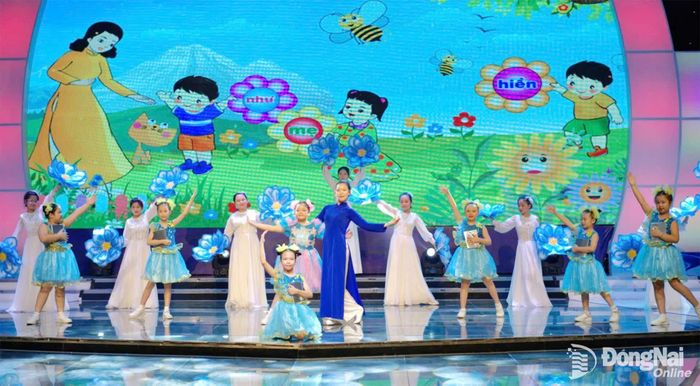 Hoàng My trình bày ca khúc Lời cô, nhạc Đặng Hưng, lời Phạm Hiến, gợi nhớ những lời dạy ân cần, yêu thương của cô giáo trên hành trình khôn lớn. Ảnh: Minh Huệ