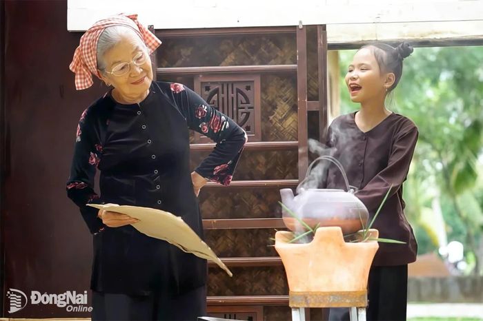 Thảo Ly thể hiện ca khúc Nội tôi, sáng tác Đình Văn, khơi gợi hình ảnh người bà tần tảo, yêu thương con cháu bằng những hy sinh thầm lặng. Ảnh: Minh Huệ
