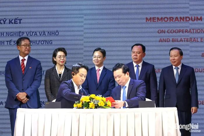 Lễ ký kết hợp tác phát triển doanh nghiệp vừa và nhỏ và hợp tác phát triển kinh tế song phương giữa Đồng Nai và Hàn Quốc. Ảnh: Ngọc Liên
