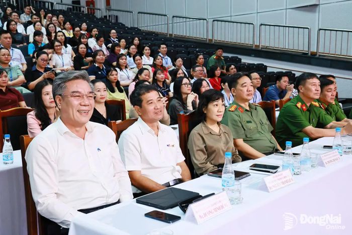 Ủy viên Ban Thường vụ Thành ủy, Trưởng ban Tuyên giáo Thành ủy Dương Minh Dũng; Phó Trưởng ban Tổ chức Thành ủy Nguyễn Thanh Liêm và các đại biểu dự hội nghị. Ảnh: Thành Nam