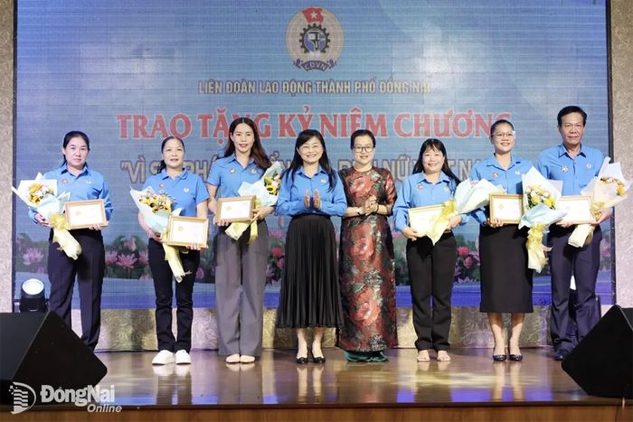 Phó Chủ tịch Hội Liên hiệp phụ nữ thành phố Đồng Nai Bùi Thị Hạnh và Phó Chủ tịch Liên đoàn Lao động thành phố Bùi Thị Bích Thủy trao Kỷ niệm chương “Vì sự phát triển của phụ nữ Việt Nam” cho các cán bộ Công đoàn. Ảnh: Nguyễn Hòa