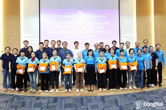 Lãnh đạo Tổng Liên đoàn Lao động Việt Nam cùng các cán bộ Công đoàn và lãnh đạo doanh nghiệp trao quà cho công nhân khó khăn. Ảnh: N.Hòa